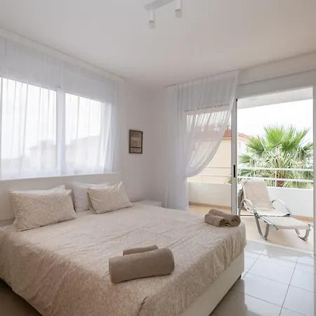 Narcissos 'nissi Beach' A8